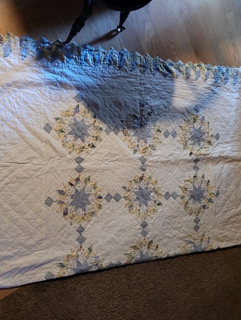 Vintage Handmade Quilt - Picture 4 of 13